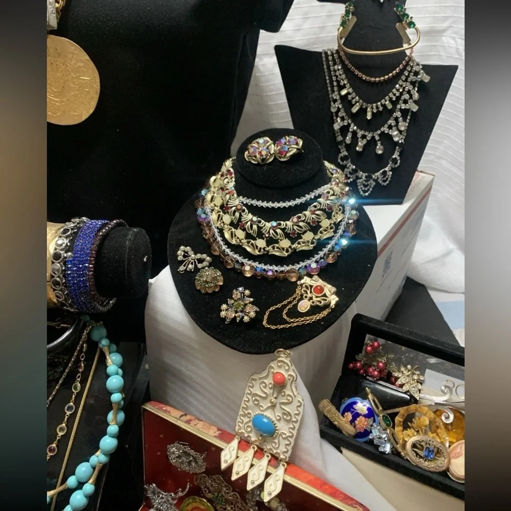 ⚜️ 3 LB Jewelry Mystery Box – Wearable Estate Lot | Vintage, Signed, DIY Finds⚜️ - Picture 8 of 10